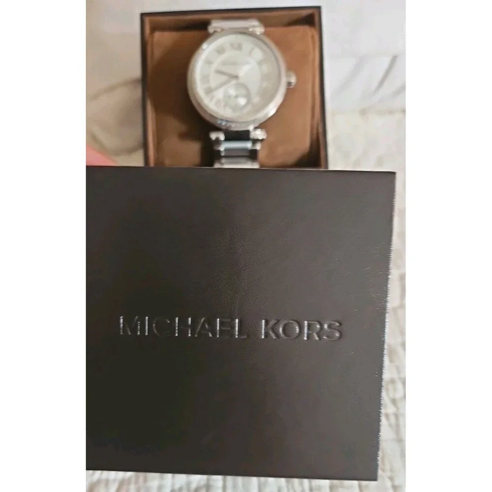 NEW Michael Kors Skylar SilverTone Roman Numeral Dial Stainless Steel Watch - Picture 4 of 10